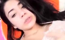 Latina Disfrutando Con Su Mano