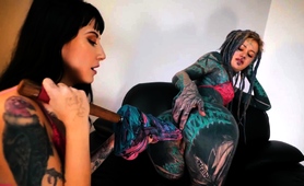 Alt Babe Anuskatzz Gets Anal Fucked With A Big Toy